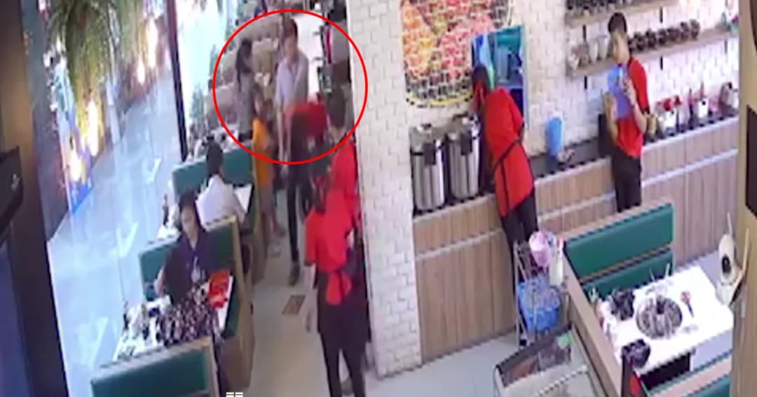 ลูกค้าหัวร้อน มากินบุฟเฟ่ต์ทั้งครอบครัวขอนั่งรวมโต๊ะแต่คนละราคาไม่ได้ ตบเด็กเสิร์ฟหัวทิ่ม