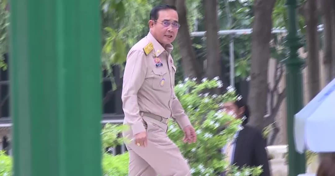 “บิ๊กตู่” ยิ้ม ไม่ตอบกรณีทบทวนรายชื่อรัฐมนตรี อุบทูลเกล้าฯ ครม.แล้ว