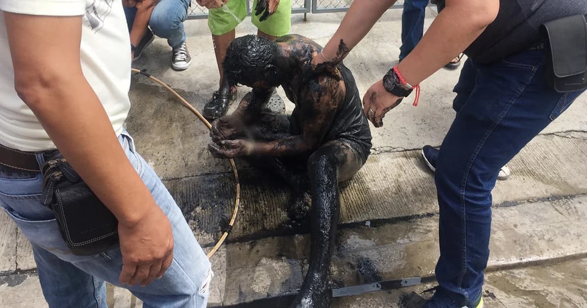 ชายเสพยามุดท่อหนีตำรวจ ทนไม่ไหวเรียกชาวบ้านช่วยเหลือ