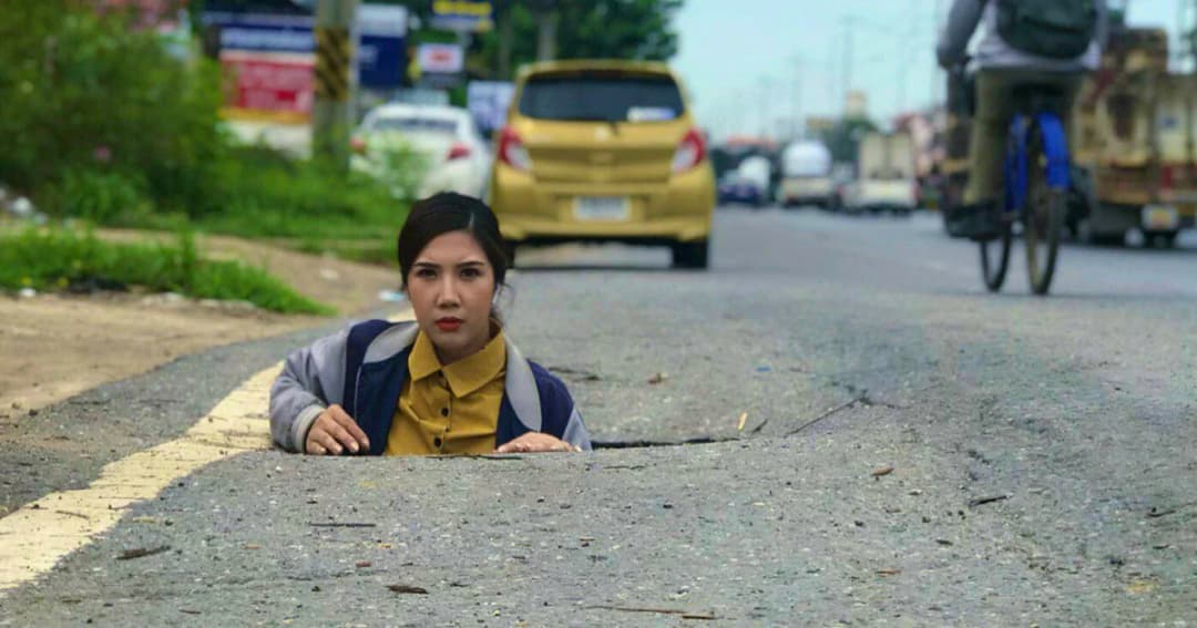 ตะลึง! พบหลุมยุบริมถนนลึก 1 เมตร ชาวบ้านหวั่นเป็นอันตราย