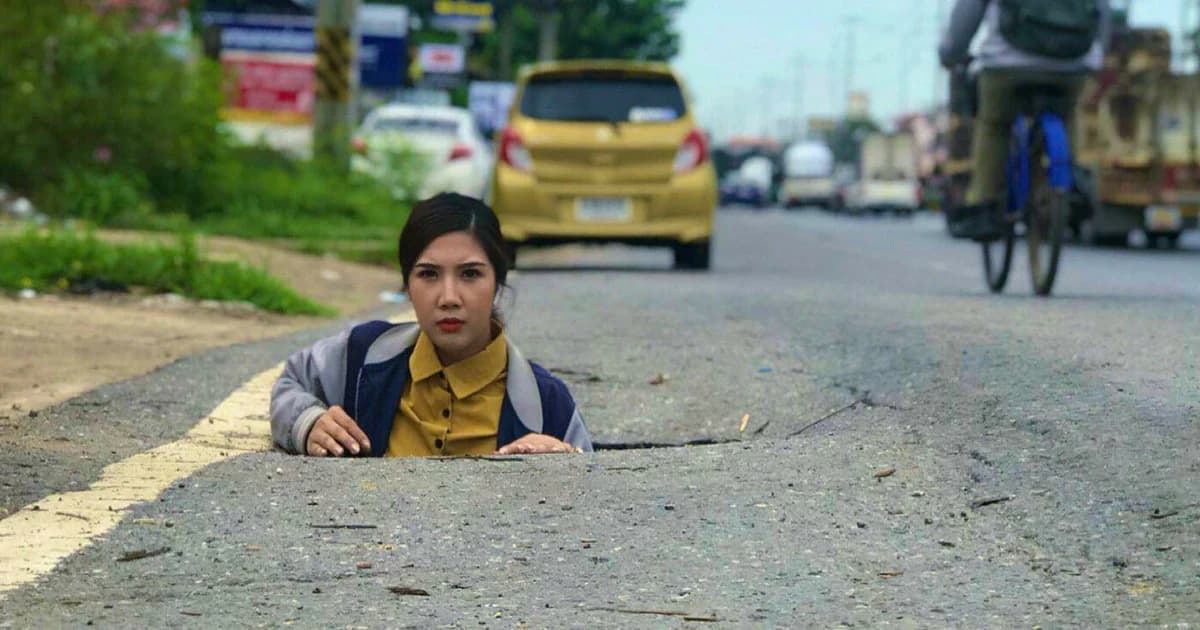 ตะลึง! พบหลุมยุบริมถนนลึก 1 เมตร ชาวบ้านหวั่นเป็นอันตราย