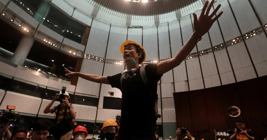 สรุปเหตุการณ์คืนเดือด ฮ่องกงบุกยึดสภา