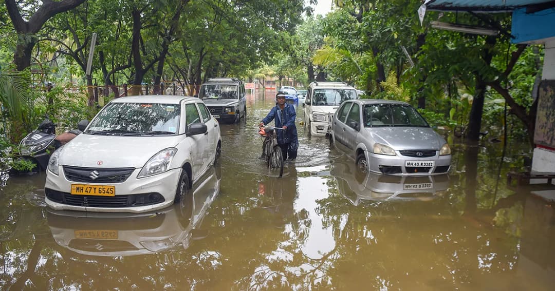 พายุฝนถล่มอินเดียหนัก พบผู้เสียชีวิต 27 ราย