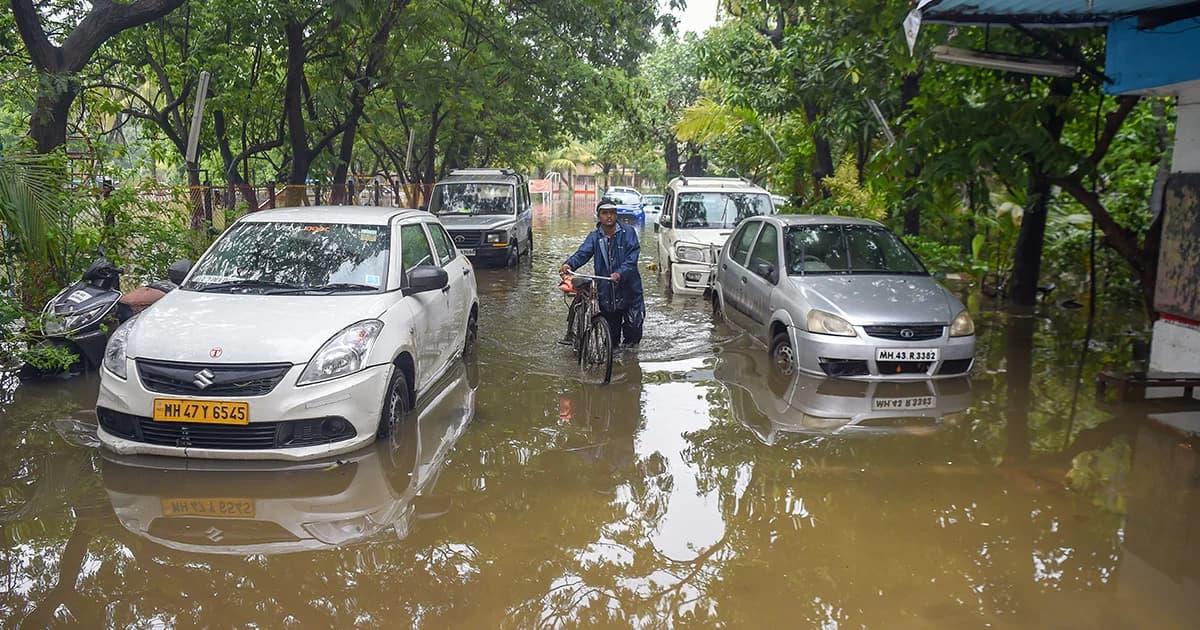 พายุฝนถล่มอินเดียหนัก พบผู้เสียชีวิต 27 ราย