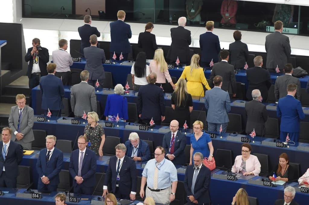 สมาชิกสหภาพยุโรปซีกหนุน Brexit หันหลังประท้วงให้เพลงประจำสหภาพ