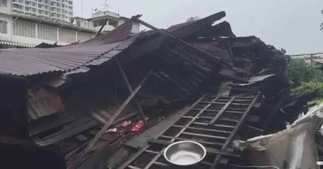 ระทึก! โรงเลื่อยเก่า 100 ปี พังถล่ม พ่อ-ลูกติดในบ้านทั้งคืน