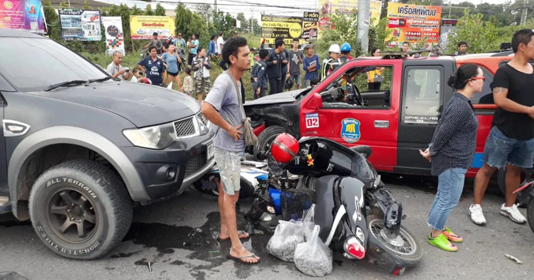 นาทีกู้ภัยซิ่ง กวาดชนรถจอดรอไฟแดง 13 คัน