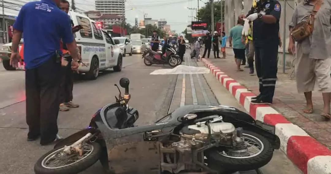 สลด! หนุ่มชลบุรีขี่จยย.ลื่นฝาท่อล้ม ถูกรถบัสตามหลังทับซ้ำดับสยอง