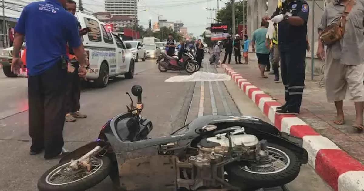 สลด! หนุ่มชลบุรีขี่จยย.ลื่นฝาท่อล้ม ถูกรถบัสตามหลังทับซ้ำดับสยอง