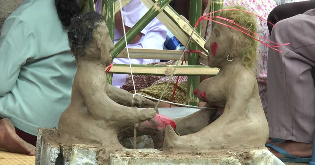 ชาวบ้านโคราชนิมนตร์พระสวด ‘คาถาปลาช่อน’ ขอฝนในฤดูทำนาตามความเชื่อโบราณ