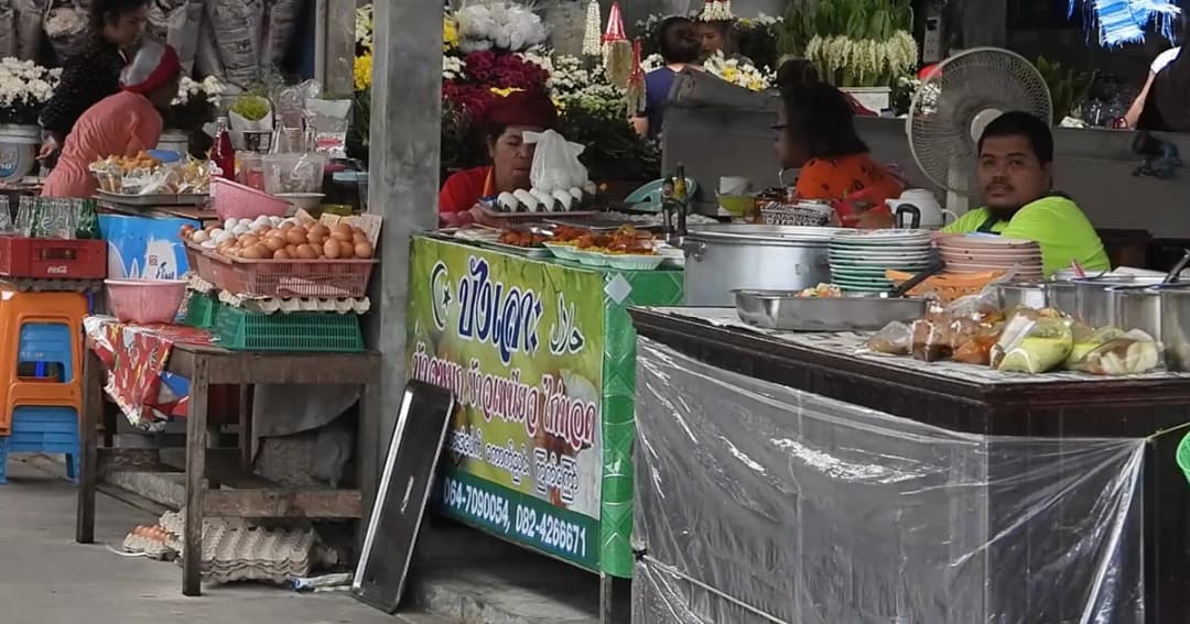 ตลาดระนองเงียบกริบ พ่อค้าสั่งของสดขายครึ่งเดียวกันเหลือทิ้ง
