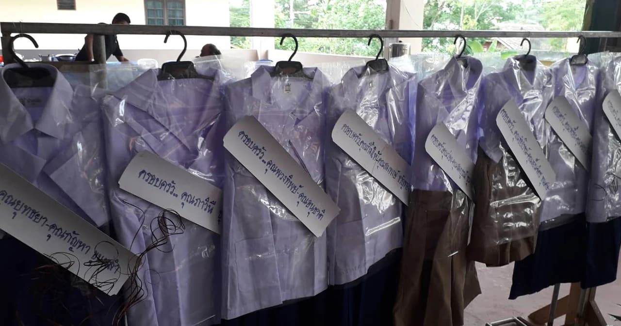 พวงหรีดชุดนักเรียน สุดยอดไอเดีย ลดมลภาวะ ช่วยเด็กขาดแคลนทุนทรัพย์