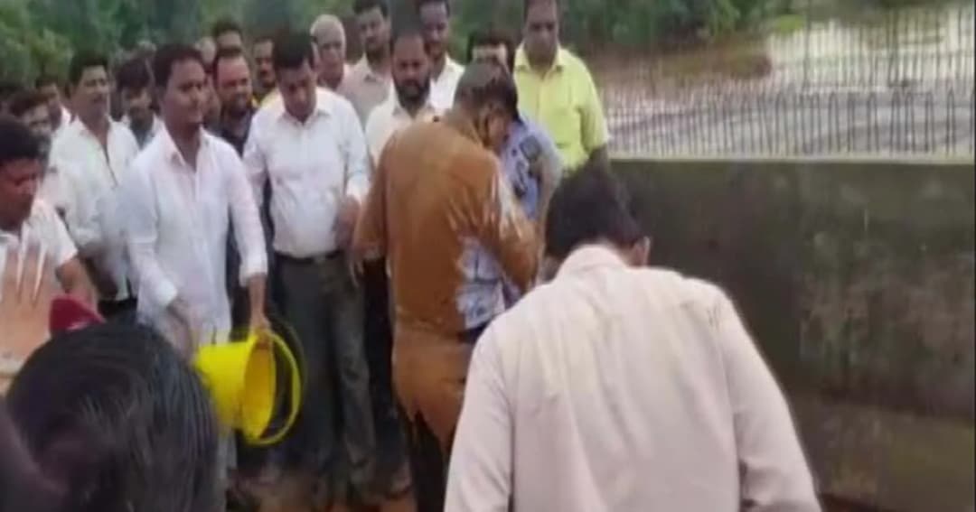 ฉุนถนนเป็นหลุม! นักการเมืองอินเดีย จับวิศวกรราดโคลนมัดขึงบนสะพาน