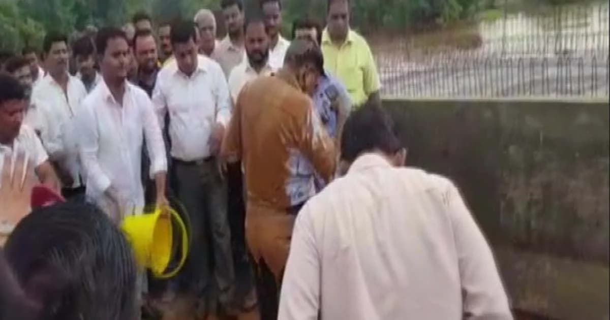 ฉุนถนนเป็นหลุม! นักการเมืองอินเดีย จับวิศวกรราดโคลนมัดขึงบนสะพาน