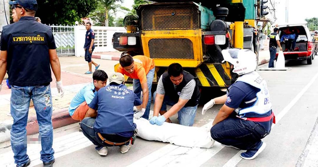 จยย.พ่อแม่ลูก ถูกรถเครนพุ่งชน แม่กับลูกวัย 2 ขวบ ดับคาที่