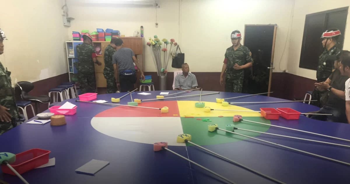 ทหาร-ตร. สนธิกำลังบุกจับบ่อนไฮโล เจอชื่อ ตร.ติดฝาผนัง