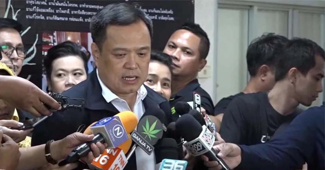 อนุทิน สุดฟิต ลงพื้นที่ดูงานด้านกัญชา ที่ รพ.เจ้าพระยาอภัยภูเบศร