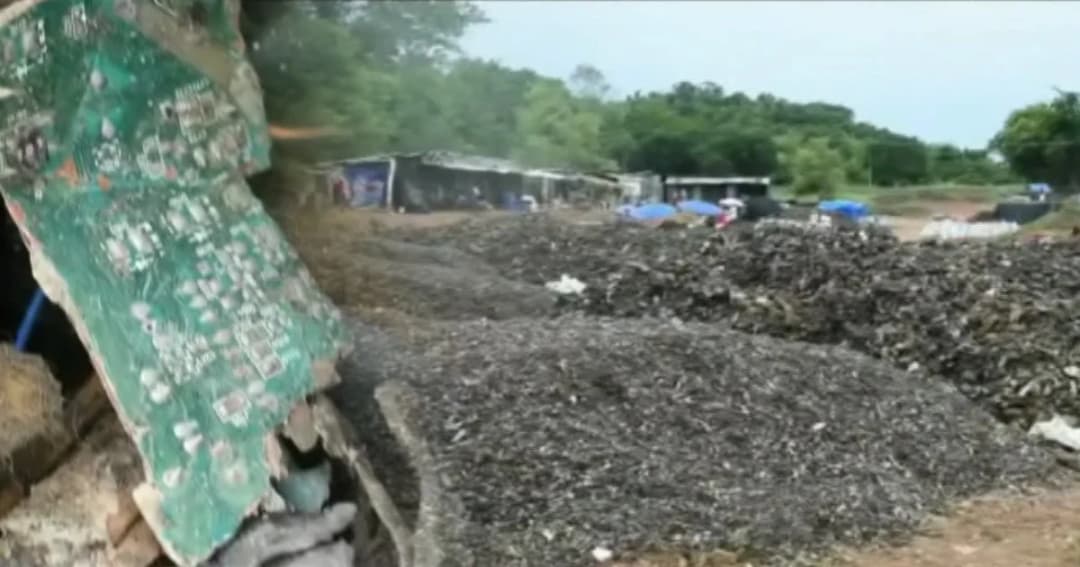 ผงะ! ขยะอิเล็กทรอนิกส์ โผล่เขตป่าอนุรักษ์ จ.สระแก้ว แรงงานต่างด้าวกำลังคัดแยก