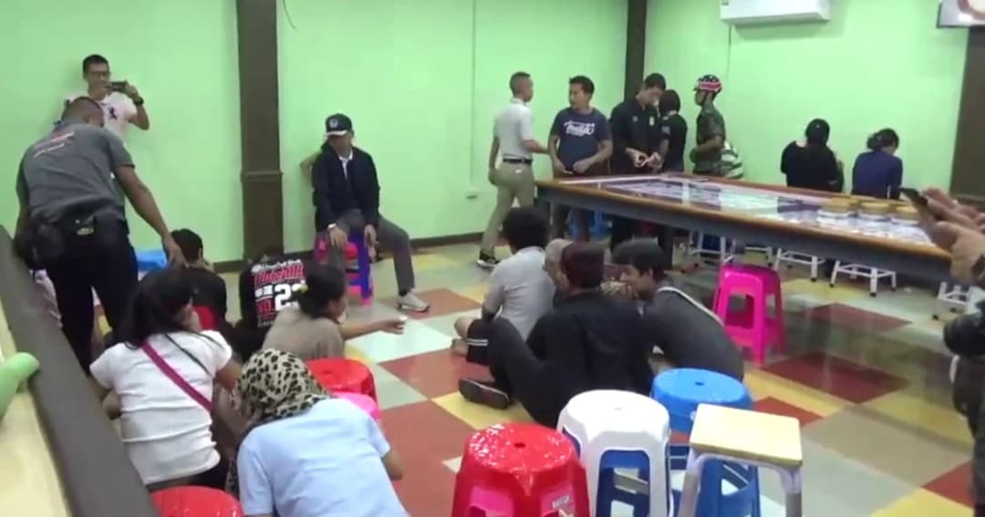 เด้ง 5 เสือ สน.สุทธิสาร ช่วยราชการ ศปก.น.2 เซ่นจับบ่อนย่านห้วยขวาง