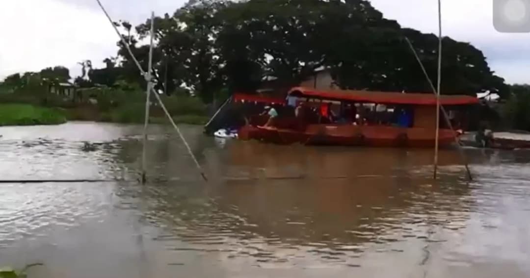 โป๊ะเรือคณะบุญล่มกลางแม่น้ำน้อย โชคดีไม่มีใครได้รับบาดเจ็บ