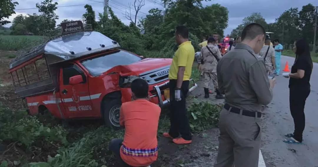 ระทึก! สองเเถวโดยสาร จ.ตาก ยางระเบิดพุ่งชนต้นไม้ นร.นอนเจ็บเกลื่อนถนน