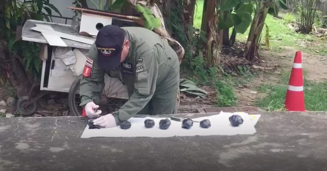 หน่วยอีโอดี เข้ากู้ระเบิดทำเอง 7 ลูก พบที่คอนโดเอื้ออาทรบางบัวทอง
