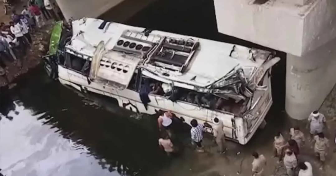 รถบัส 2 ชั้น ตกทางด่วนในอินเดีย ดับ 29 ราย คาดคนขับหลับใน