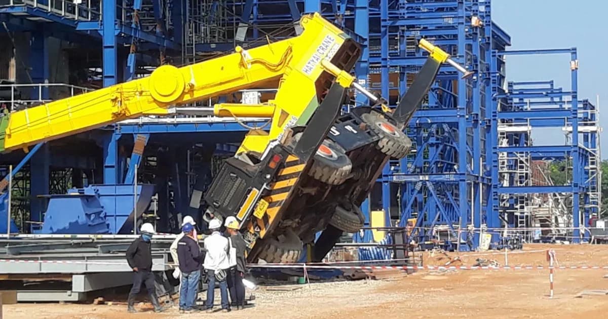 รถเครนล้มทับคนงานก่อสร้างโรงไฟฟ้าชีวะมวล ดับ 1 บาดเจ็บ 2 คน