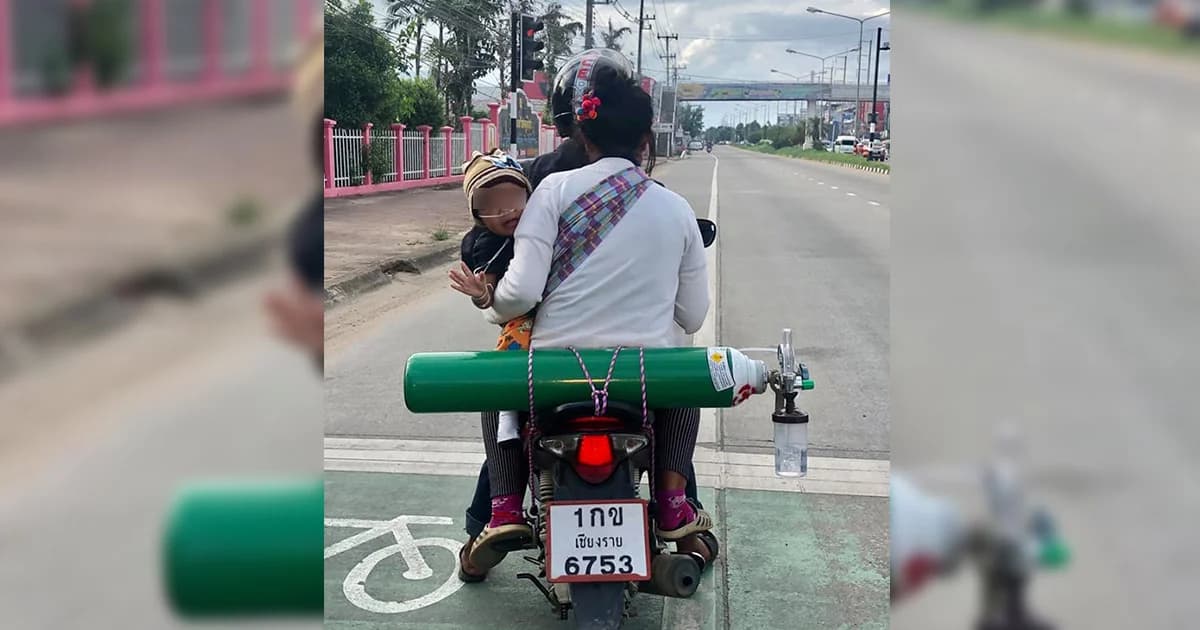 สุดสะเทือนใจ! “พ่อแม่” อุ้มลูกน้อยป่วยซ้อนท้ายมอเตอร์ไซด์ ติดถังออกซิเจน