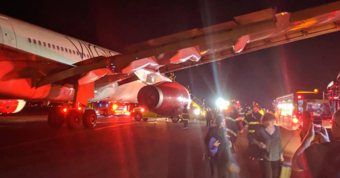 สายการบินสัญชาตสหรัฐฯ ไฟไหม้เครื่องยนต์กลางอากาศ