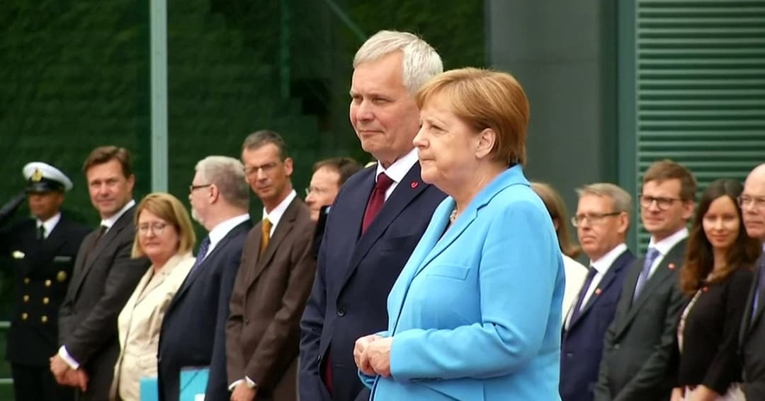 นางอังเกลา แมร์เคิล นายกเยอรมนียืนตัวสั่นเป็นรอบที่ 3