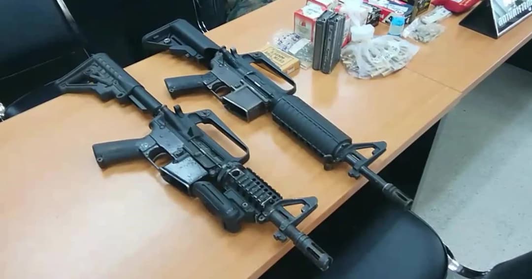 ตำรวจบุกรวบหนุ่มใหญ่ หลังซุกอาวุธสงครามพร้อมกระสุนเต็มบ้าน