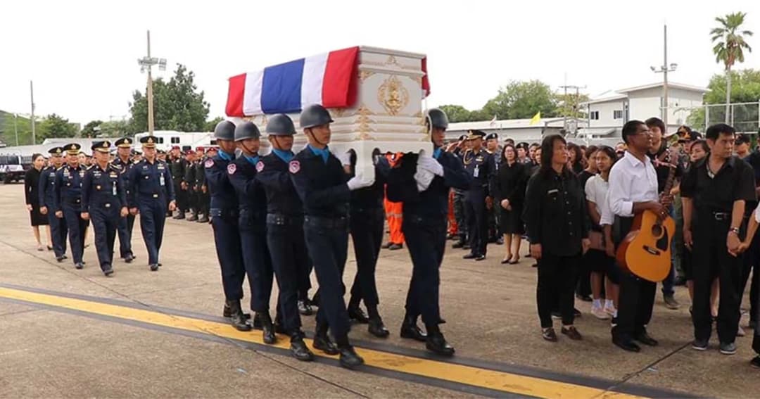 กองเกียรติยศ กองบิน 41 ส่งศพกัปตันพีท สมเกียรติทหาร สวดอภิธรรม 12 – 20 ก.ค.