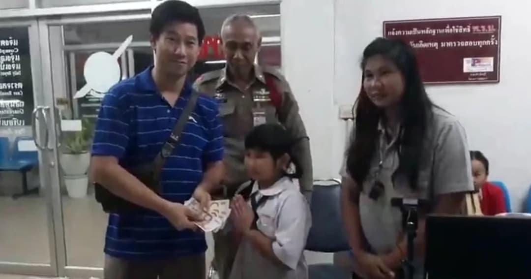 น่าชื่นชม! เด็กหญิง 9 ขวบ เก็บเงินสดได้กว่า 148,000 บาท ส่งคืนเจ้าของ