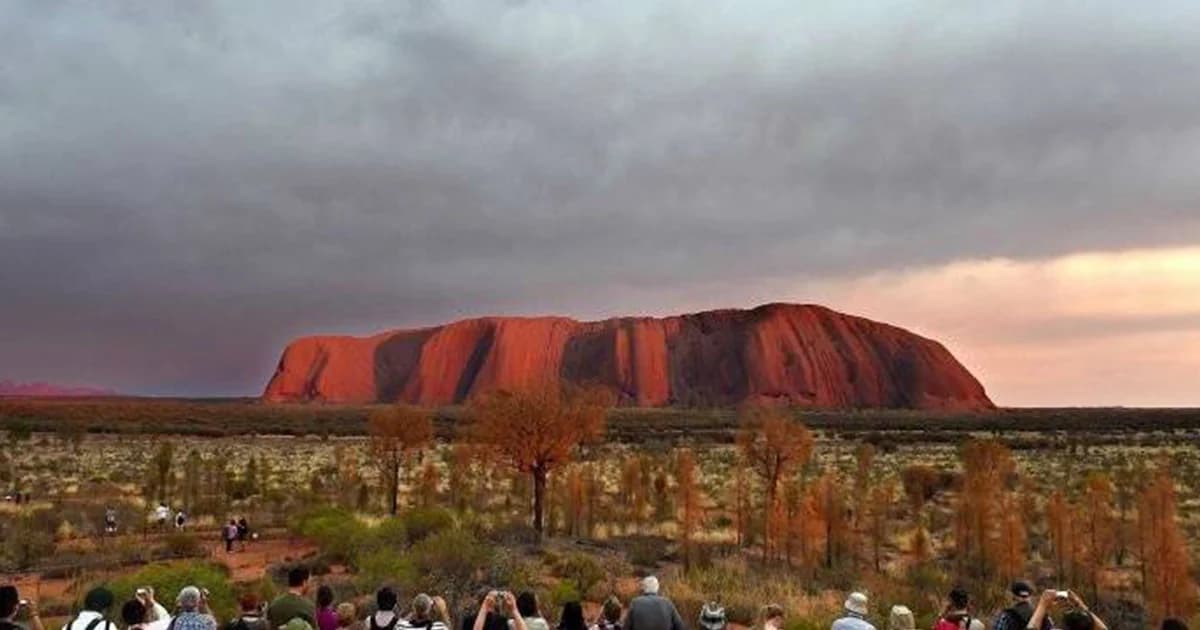 ขยะท่วม “อูลูรู” โขดหินยักษ์แดนจิงโจ้ หลังนทท. แห่เที่ยวก่อนห้ามปีน ต.ค.นี้