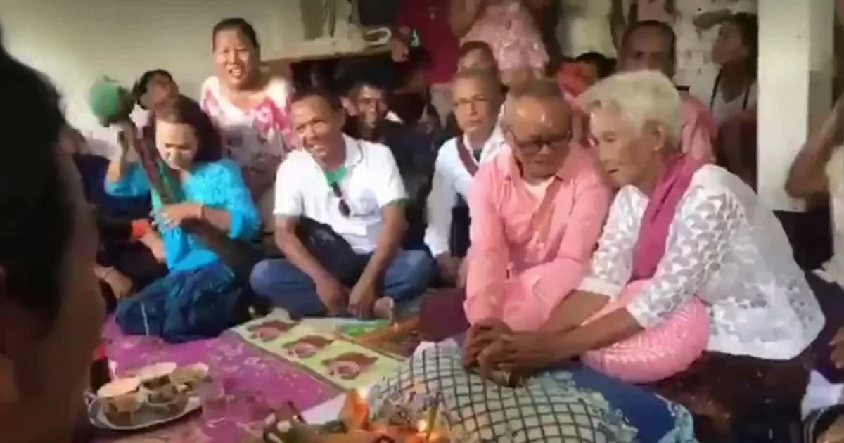 ดีต่อใจ! เจ้าบ่าววัย 74 ปี ยกขันหมากไปสู่ขอเจ้าสาววัย 70 ปี