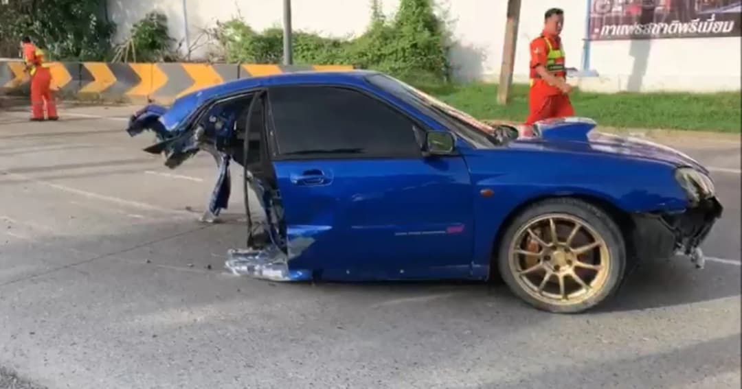 หนุ่มขับเก๋งสะดุดก้อนหิน เสียหลักชนแบริเออร์ รถขาด 2 ท่อนไฟลุกไหม้