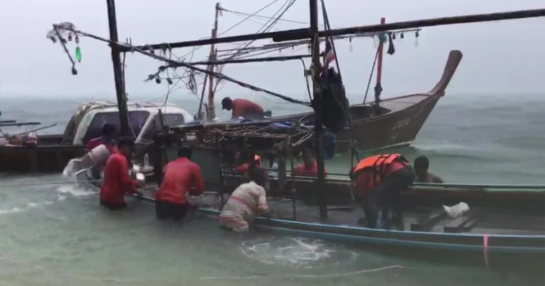 ทหารเรือช่วยชาวประมง หลังโดนคลื่นซัดเรือคว่ำกลางทะเล