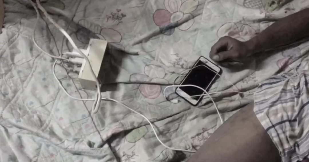 อุทาหรณ์! หนุ่มวัย 21 ปี นอนชาร์จโทรศัพท์ทิ้งไว้ ถูกไฟช็อตตายกลายเป็นศพ