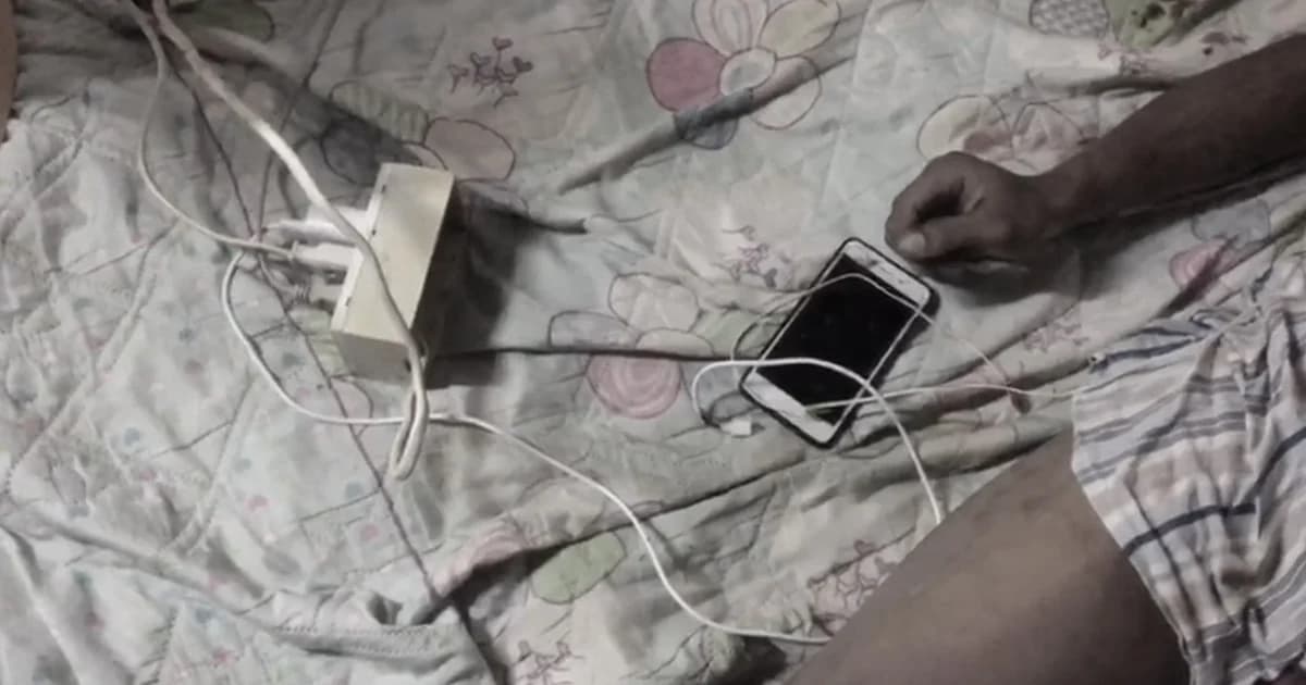 อุทาหรณ์! หนุ่มวัย 21 ปี นอนชาร์จโทรศัพท์ทิ้งไว้ ถูกไฟช็อตตายกลายเป็นศพ