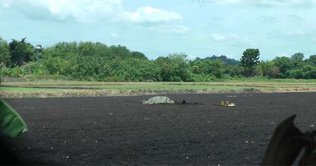 นายทหาร ประสบอุบัติเหตุขณะฝึกกระโดดร่ม ร่างกระเเทกพื้น เสียชีวิต