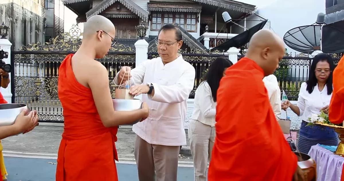 ผู้ว่าฯ ณรงค์ศักดิ์ ทำบุญตักบาตร ในวันอาสาฬหบูชา