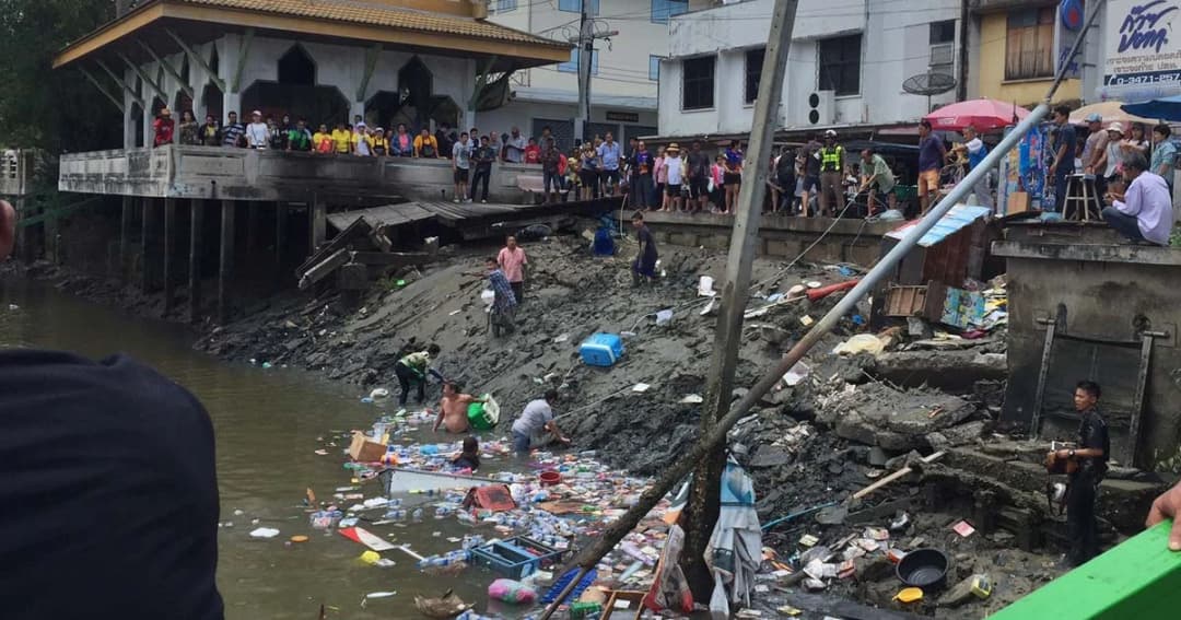 ศาลาริมน้ำแม่กลองทรุดถล่มสไลด์ลงน้ำ สูญหาย 3 คน บาดเจ็บ 23 คน