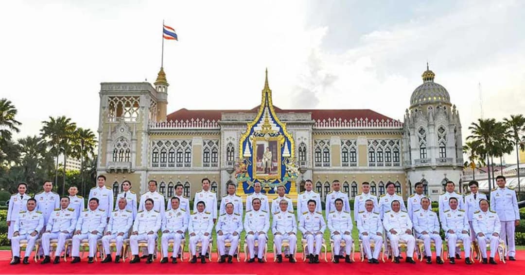 รัฐบาลพลเรือนเต็มตัว ! คณะรัฐมนตรี ร่วมถ่ายภาพหมู่ หน้าทำเนียบฯ
