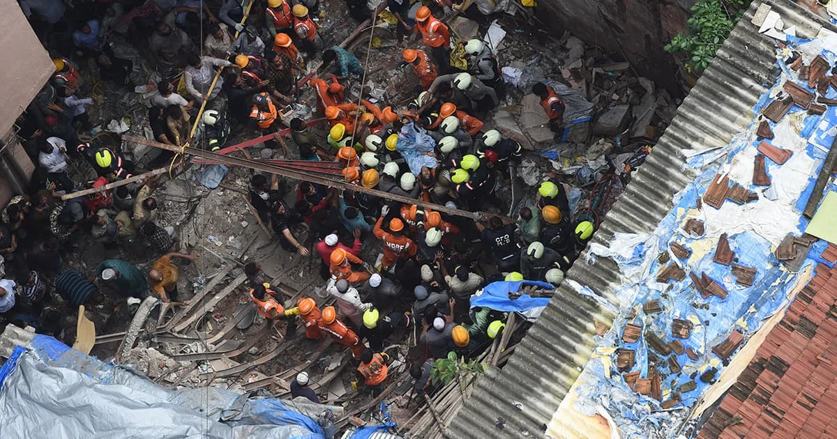 ตึกเก่า “100 ปี” ถล่ม ตาย 12 ติดใต้ซาก 40 คน ในเมืองมุมไบ ประเทศอินเดีย