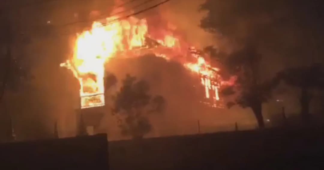 ระทึก! ไฟไหม้กุฎิไม้สักทองวัดสันป่าลาน จ.ตาก อายุกว่า 100 ปี วอดทั้งหลัง