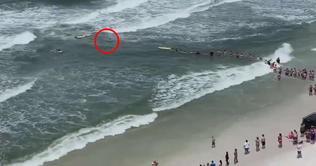 นักท่องเที่ยวทำ “โซ่มนุษย์” ช่วยคนโดนคลื่นดูด