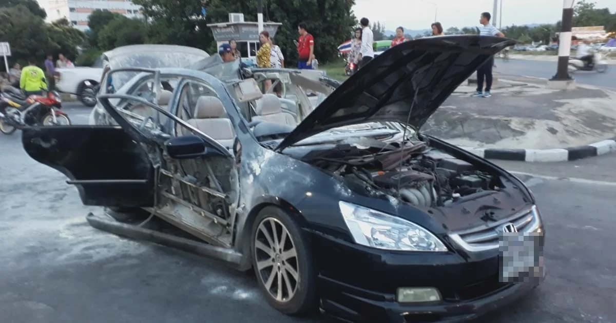 ระทึก! เก๋งติดแก๊สระเบิดกลางสี่แยกไฟแดงลพบุรี ไฟลุกท่วมคนขับรอด