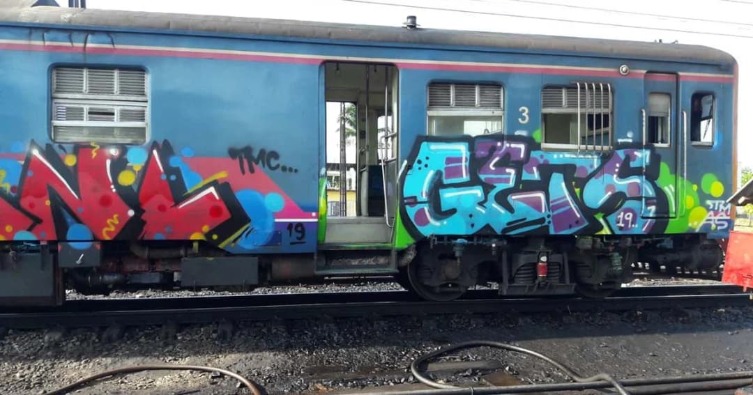 จอดทิ้งไว้ข้ามคืน ถูกมือดีพ่นสีตู้ขบวนรถไฟ