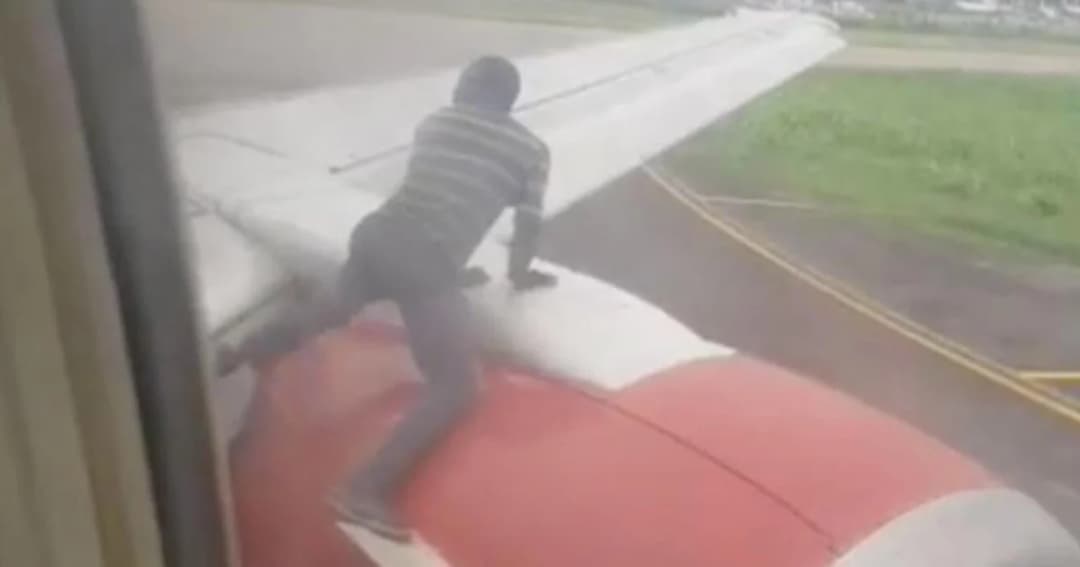 ตะลึงทั้งเที่ยวบิน หลังชายคนหนึ่งเกาะปีกเครื่องบินขณะเทคออฟ